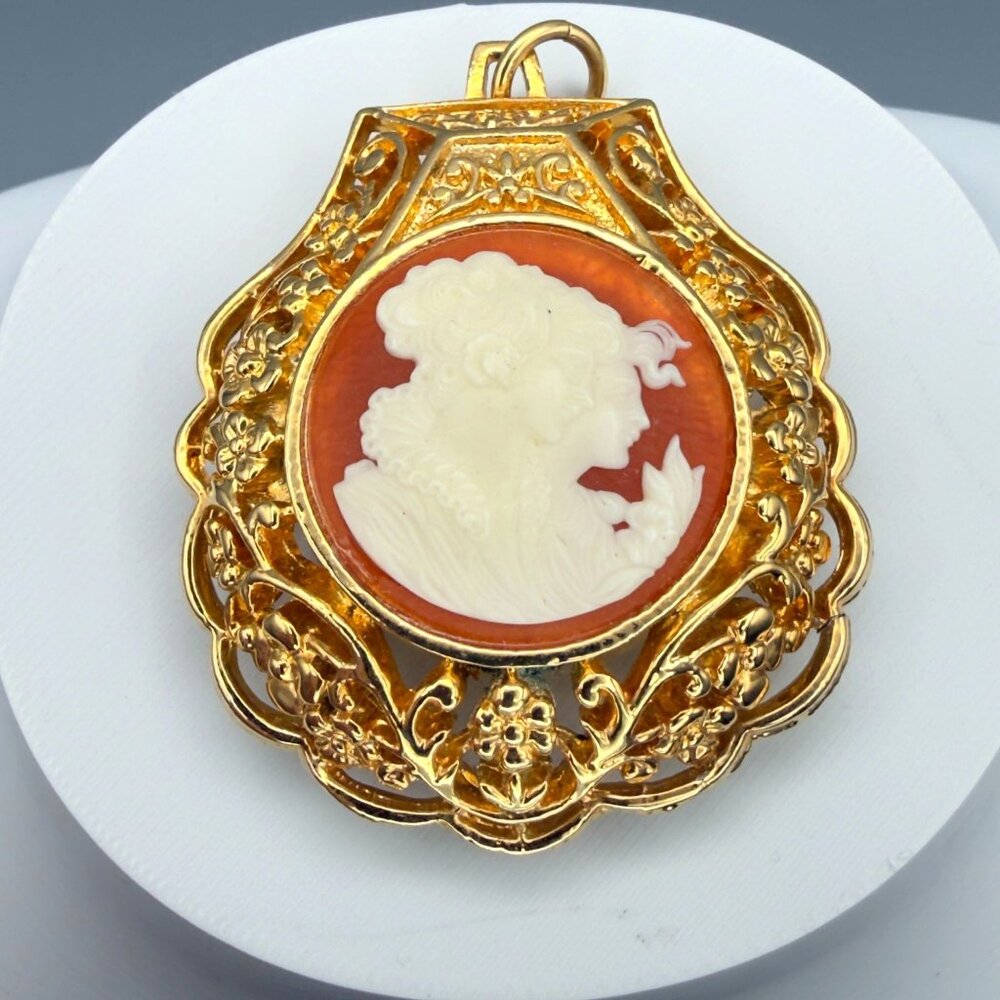 Vintage Large Gold Tone Cameo Solid Perfume Pendant